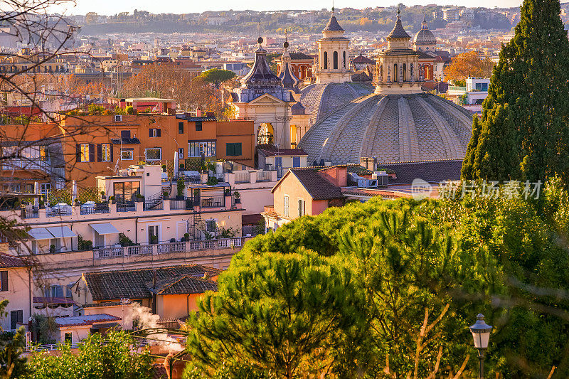 从平西奥花园(Pincio Gardens)上俯瞰罗马屋顶和圆顶的美丽景色